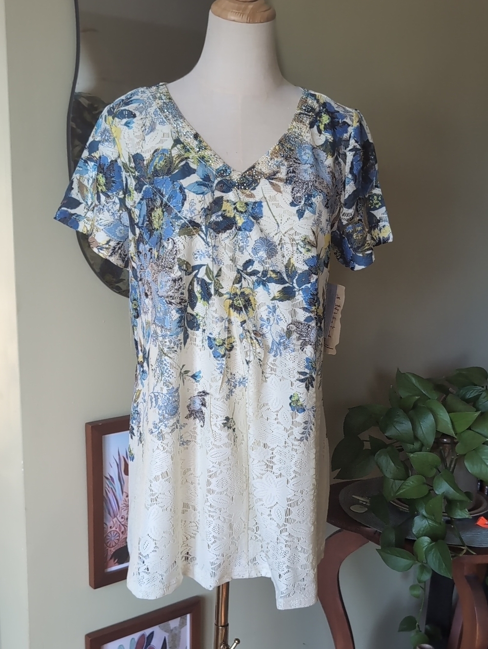 One World Women's Size Medium Lace Overlay Floral Top
